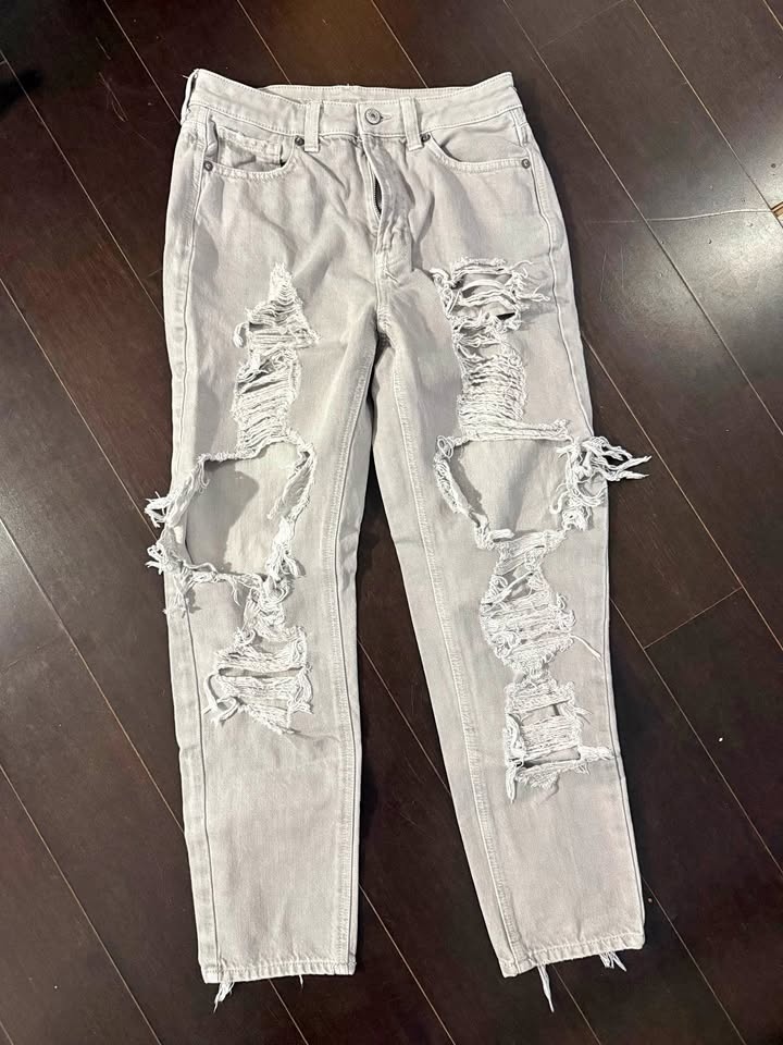 American Eagle Grey Ripped Jeans Size 4