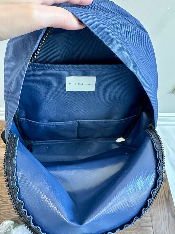 Calvin Klein Backpack (blue) - Like New - photo 4