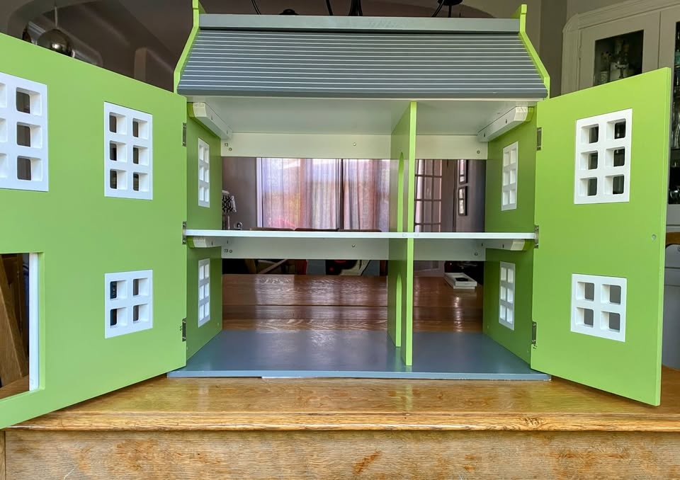 Beautiful Wooden Doll House - photo 2