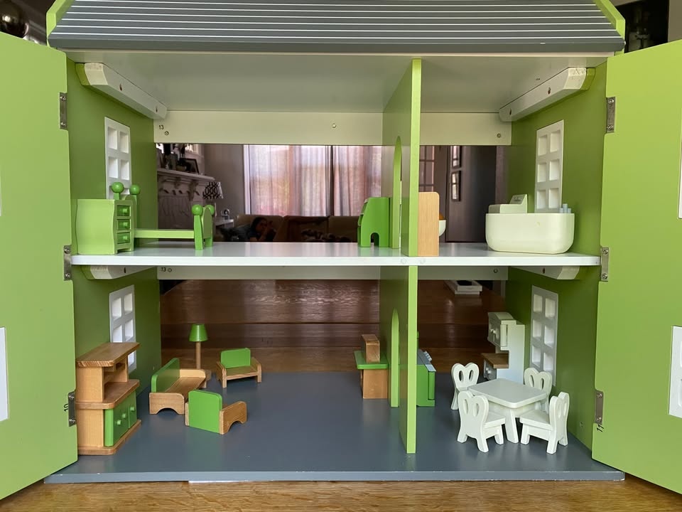 Beautiful Wooden Doll House - photo 4