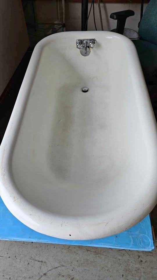 Cast iron white bathtub