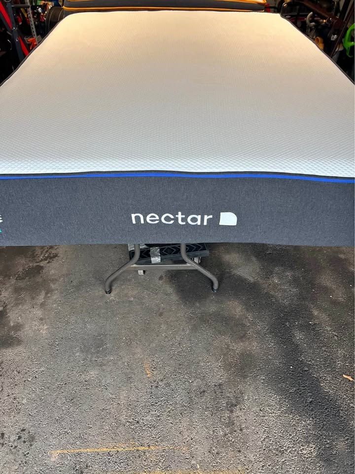 Nectar Classic Memory Foam Queen Mattress, Like New