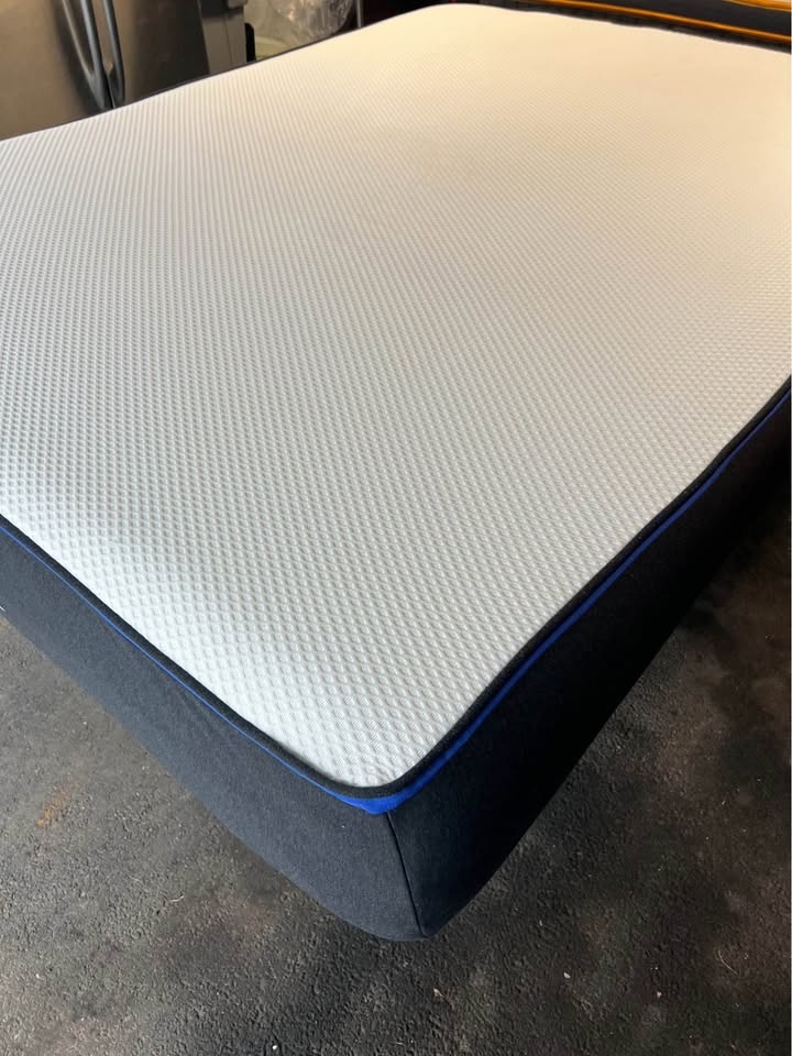 Nectar Classic Memory Foam Queen Mattress, Like New - photo 2
