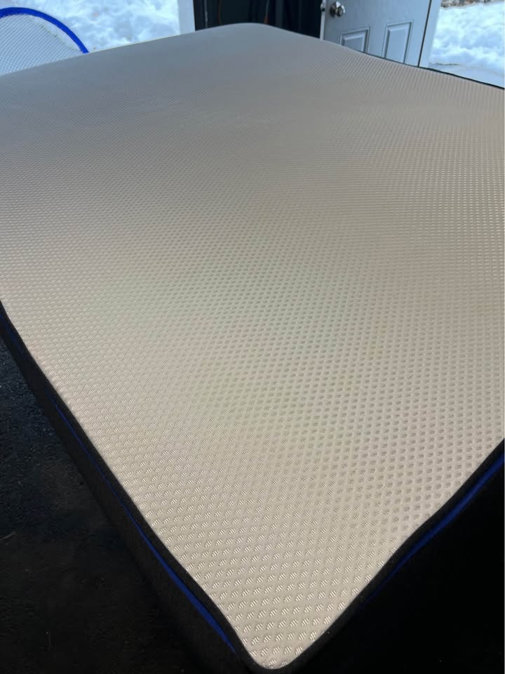 Nectar Classic Memory Foam Queen Mattress, Like New - photo 3
