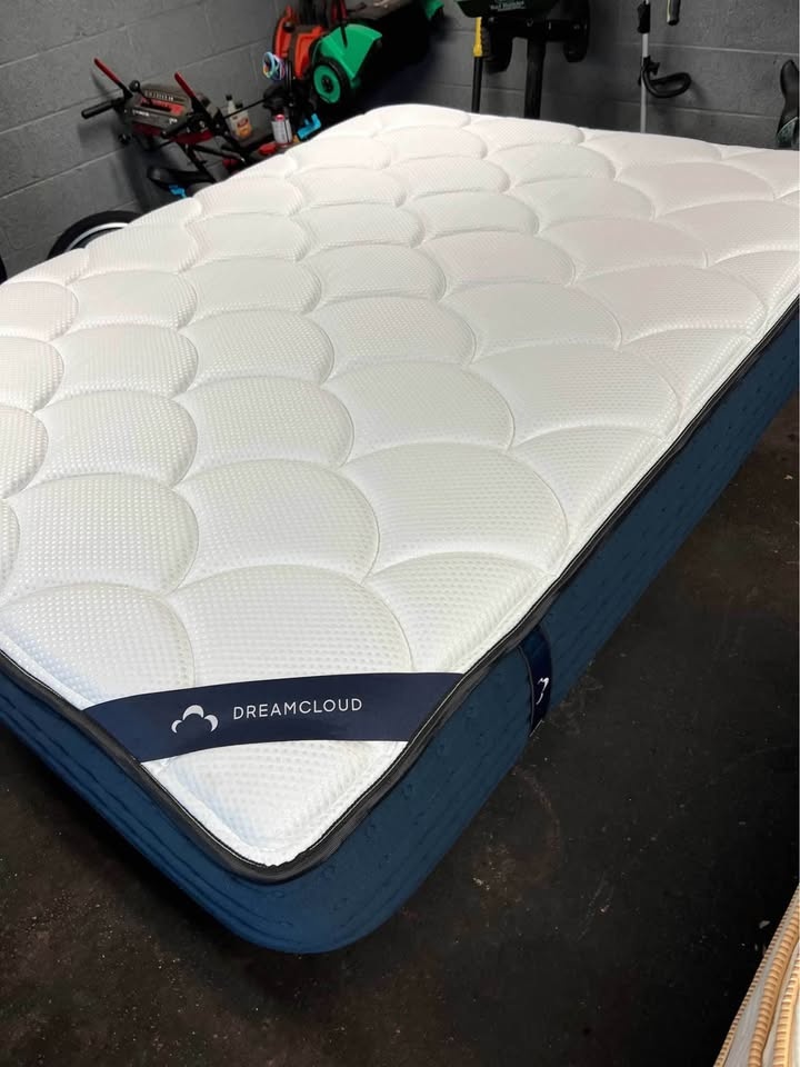 Dreamcloud Memory Foam Full Mattress - Like New - photo 2