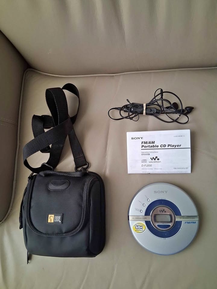 Sony Walkman D-FJ200 CD Player w/ Original Earphones, Manual & C