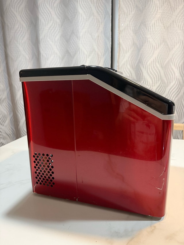 Frigidaire 40lbs Compact Clear Square Ice Maker Red Stainless - photo 4