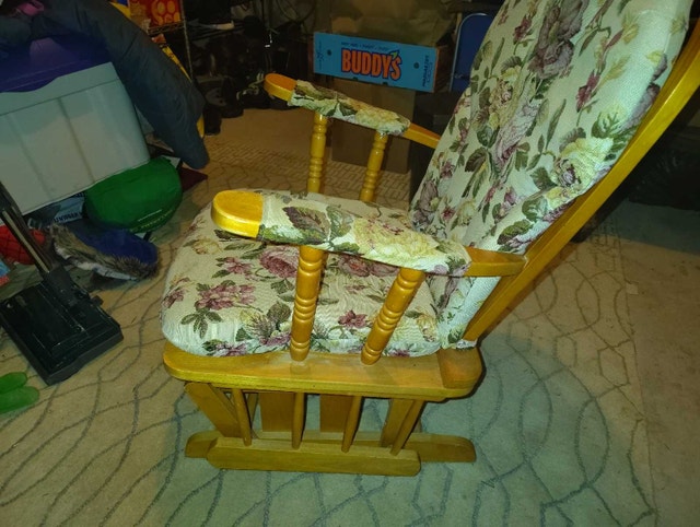 Floral pattern glider rocking chair in perfect condition - photo 3