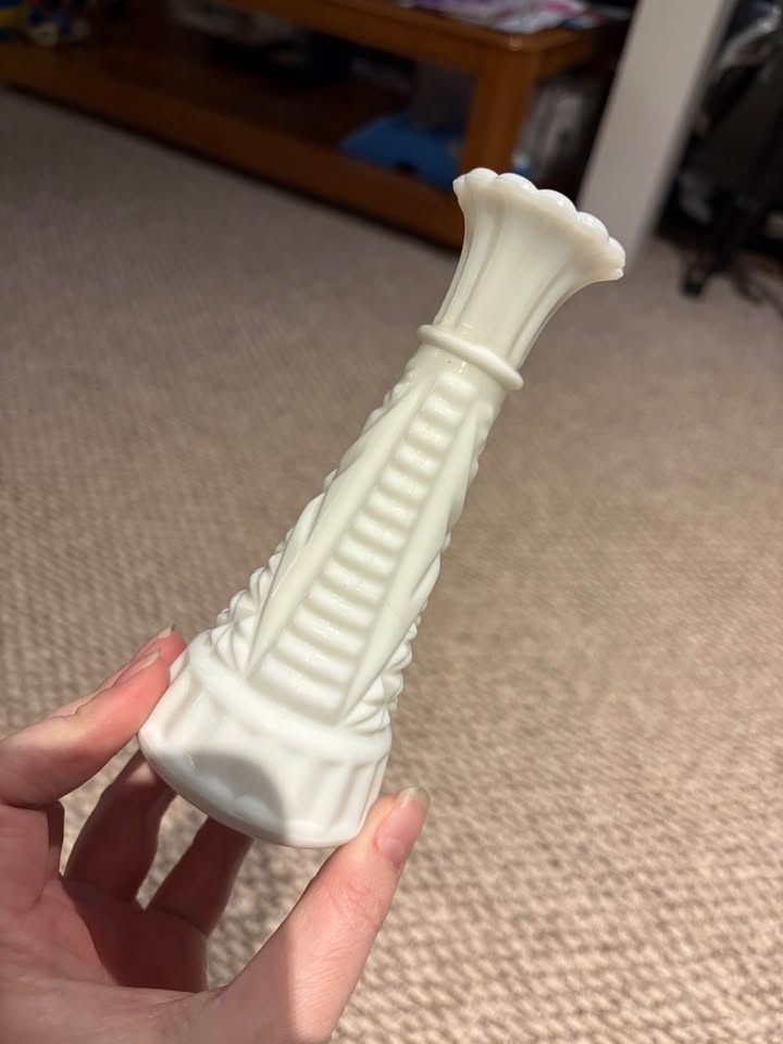 Milk glass vase - photo 2