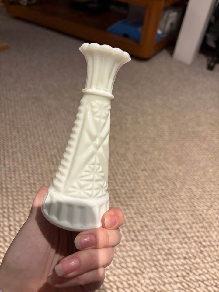 Milk glass vase - photo 3