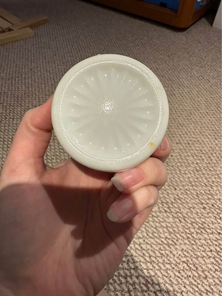Milk glass vase - photo 4