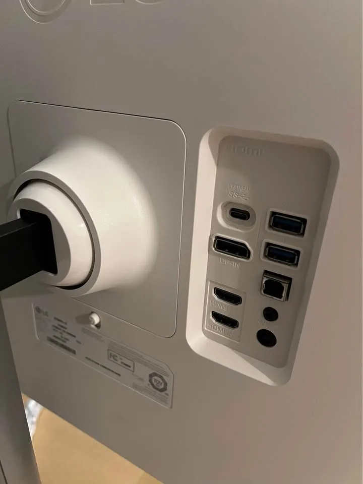 LG 27” 4K IPS - USB-C Display [NEW] image indicator(2)