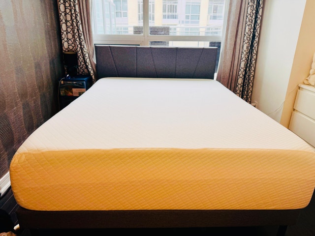 Memory foam Queen matress excellent condition & very clean!