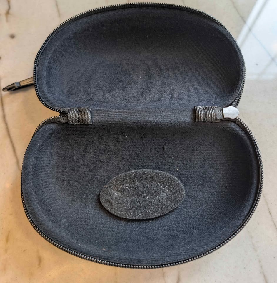 Oakley Sunglasses Zipper Case with Cleaning Cloth & Pouch - photo 2