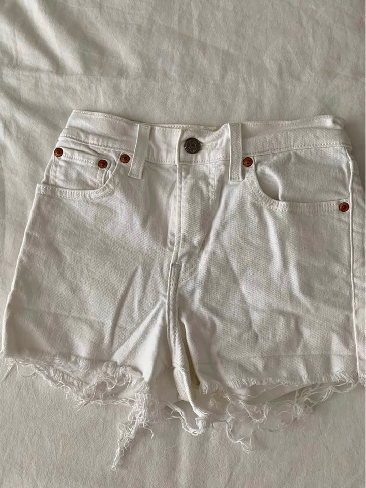 White high waisted shorts from Levi’s size 25