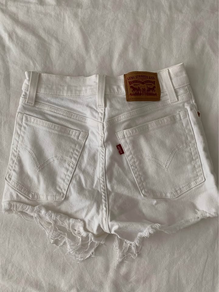 White high waisted shorts from Levi’s size 25 - photo 2