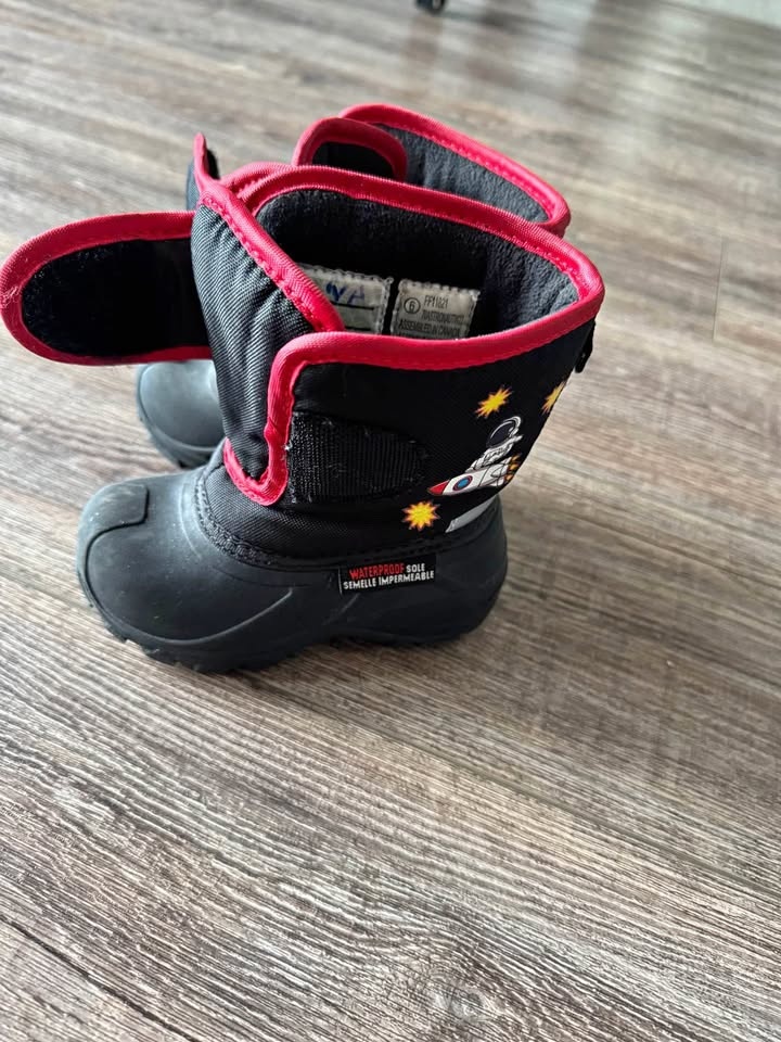 Toddler winter boots - size 6