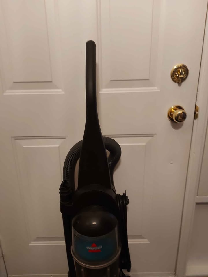 Bissell Upright Vacuum Cleaner Model 12404 - photo 3