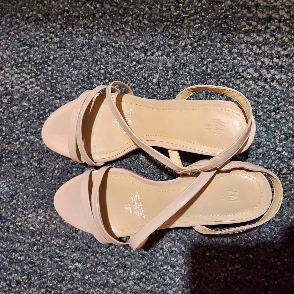 H & M sandals Size 7
