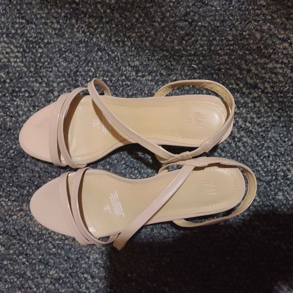 H & M sandals Size 7 - photo 2