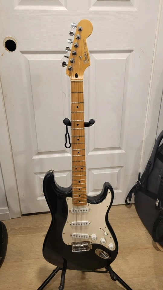 $700 Fender Stratocaster Electric Guitar - FSR Made in Mexico - - photo 2
