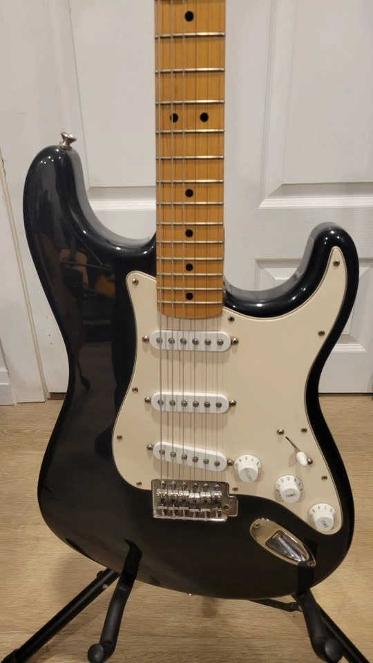 $700 Fender Stratocaster Electric Guitar - FSR Made in Mexico - - photo 3