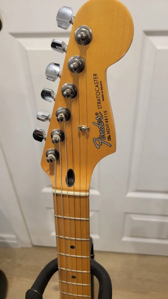 $700 Fender Stratocaster Electric Guitar - FSR Made in Mexico - - photo 4