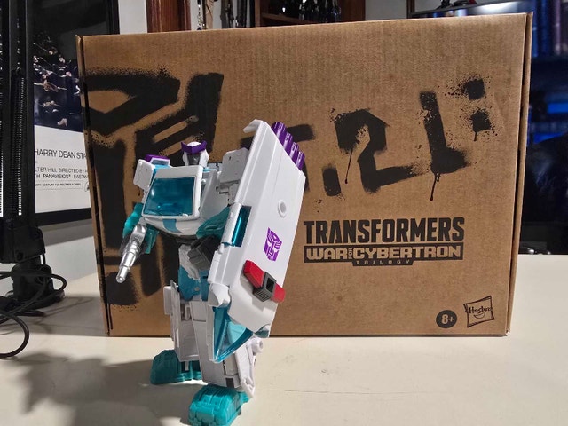 Transformers WFC GS17 Shattered Glass Ratchet - photo 3