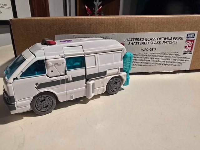 Transformers WFC GS17 Shattered Glass Ratchet - photo 5