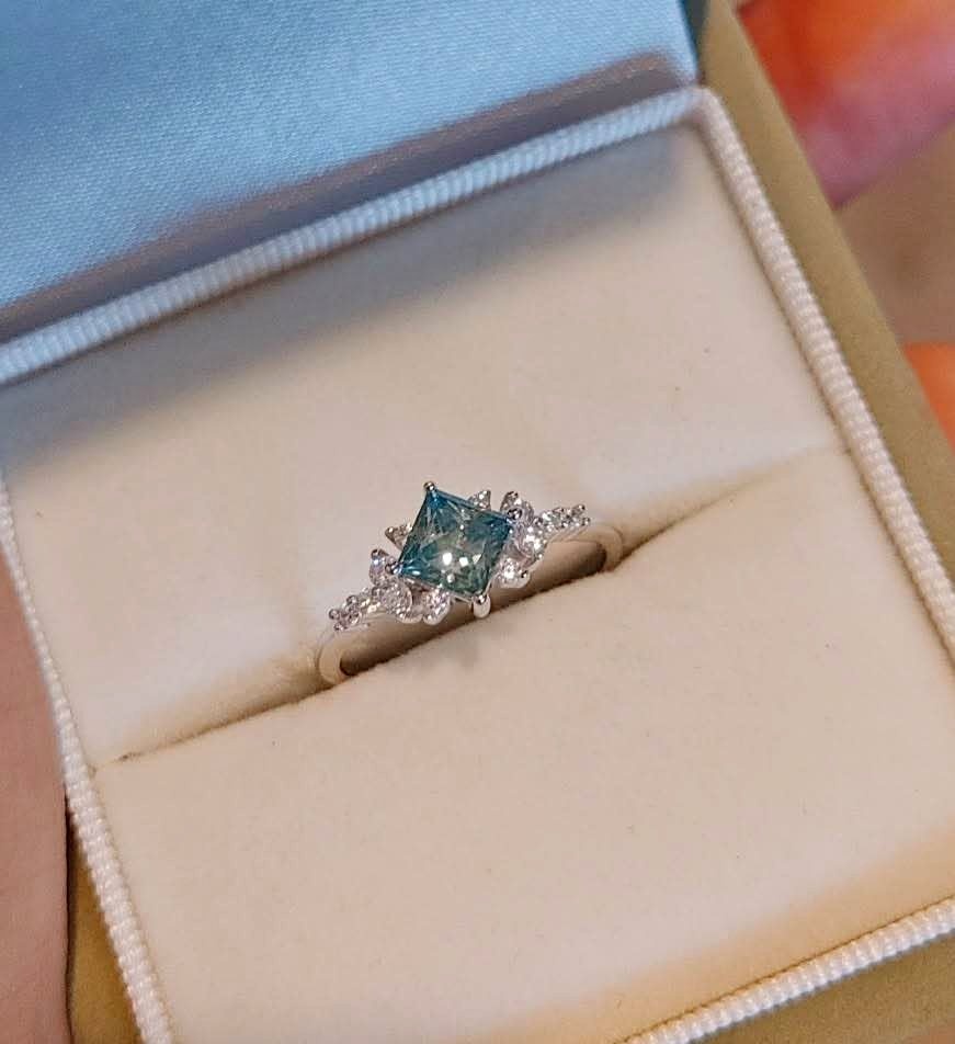 Beautiful blue lab made 1 ct stone vvs1, d color, princess cut