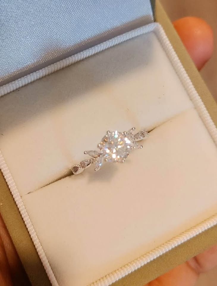 Brand new cute 1 ct lab made original stone vvs1,d color, size 6