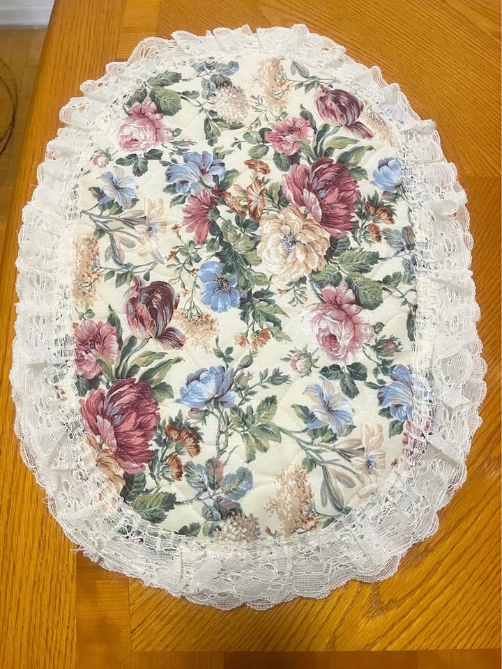 Set of 8 Vintage Floral Placement Mats With Lace Trim