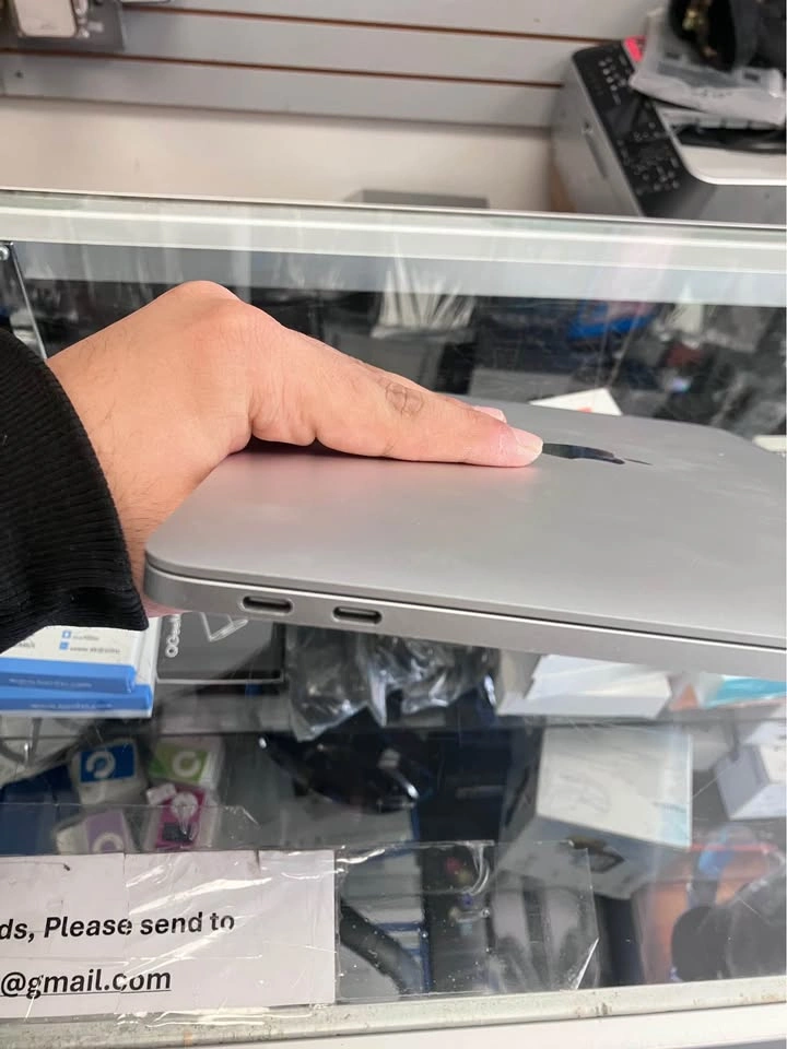 MacBook Pro 13 inch 2017 - photo 3