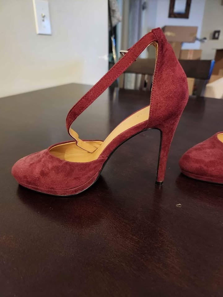Burgundy Le Chateau Shoes Size 6 - photo 2