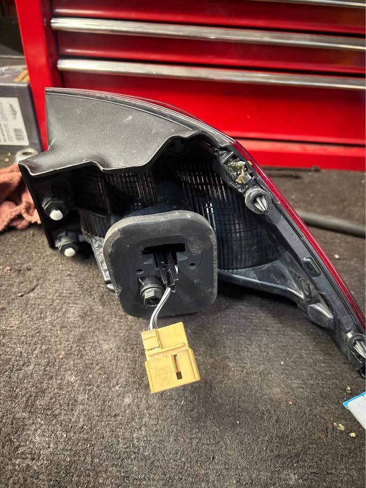 2018 Volkswagen Golf Left Tail Light OEM - photo 2