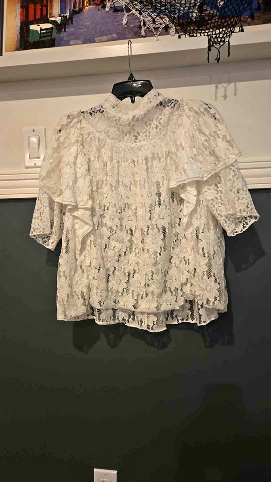 Beautiful lace top size medium