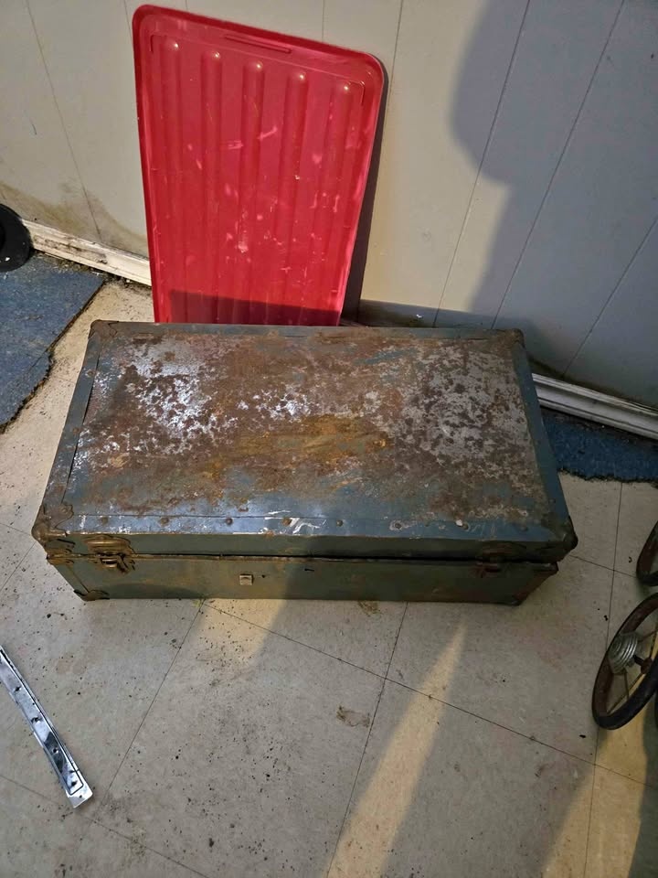 Vintage Metal Toolbox/Trunk