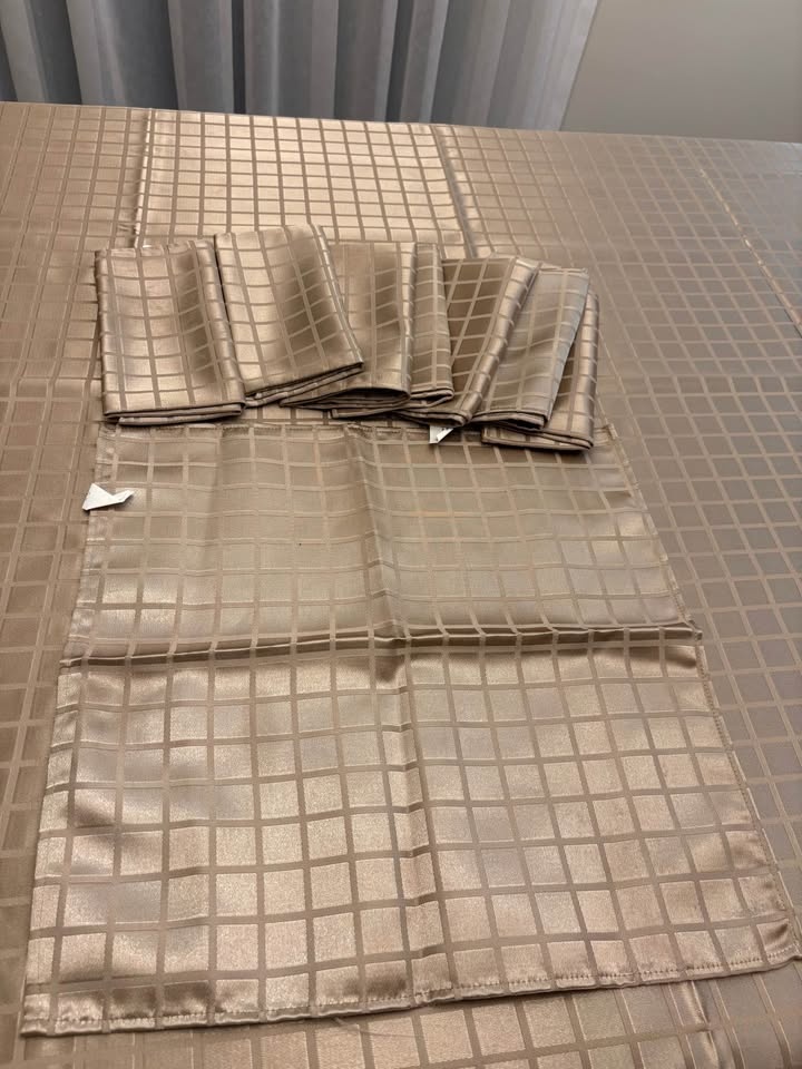 Gold Checkered Tablecloth & Napkins Set - photo 2