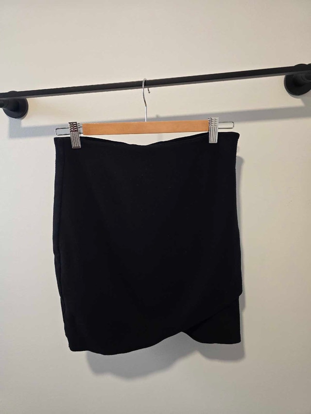 Cute fitted skirt, fits S-M black