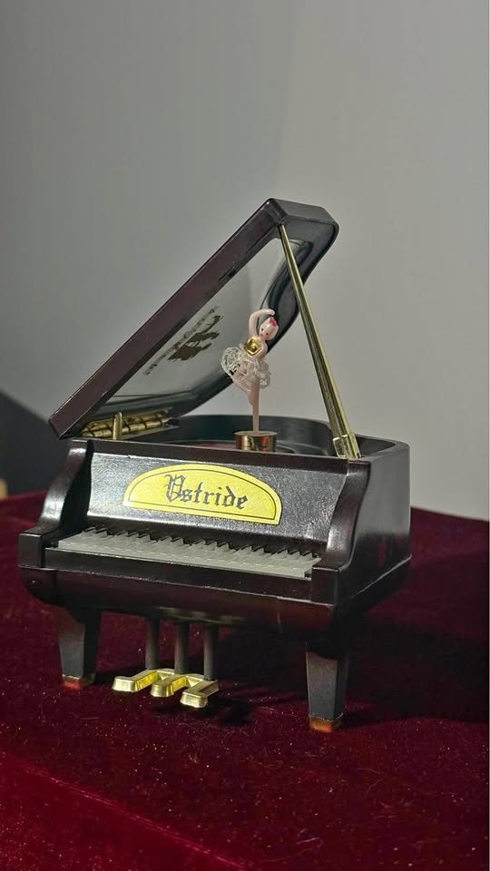 Music box piano with ballerina