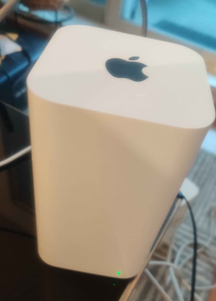Apple AirPort Extreme 802.11ac Wireless Router (A1521) - photo 2