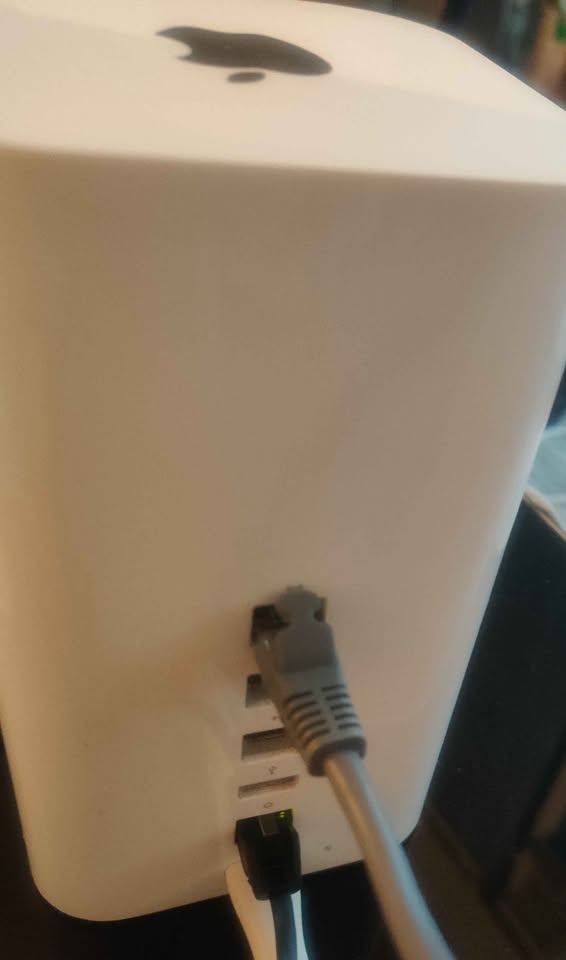 Apple AirPort Extreme 802.11ac Wireless Router (A1521) - photo 4