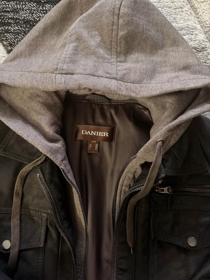 Danier Vintage Leather Jacket - Size Medium - photo 4