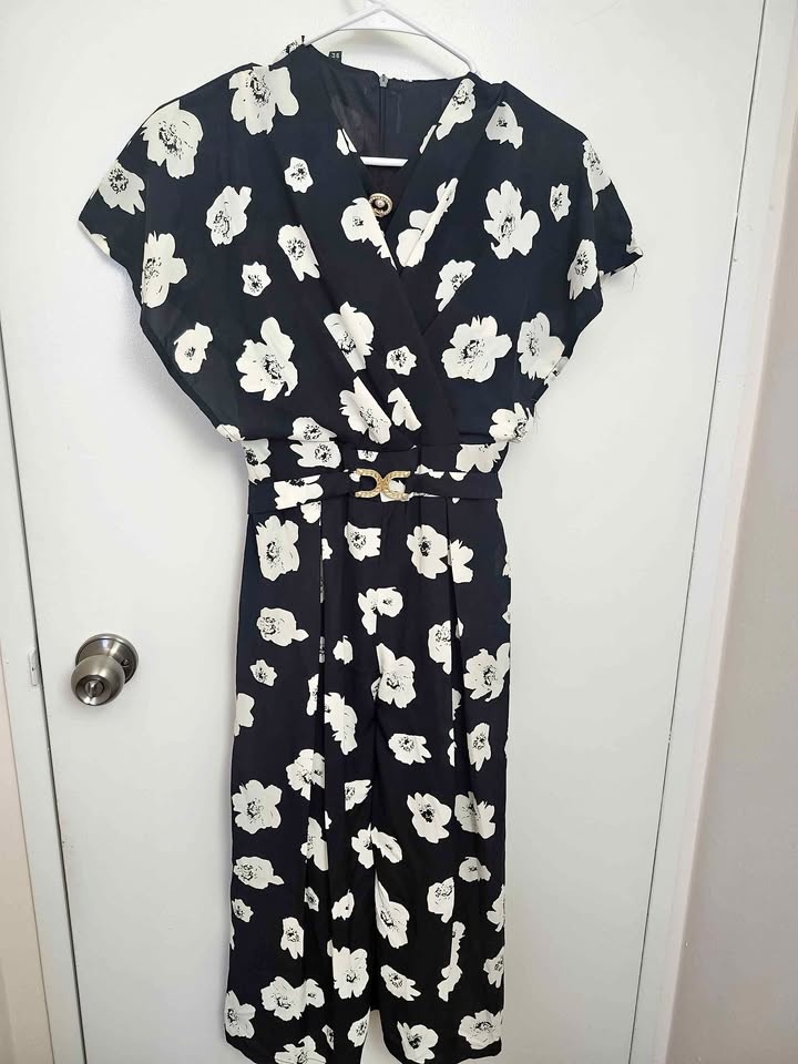 Black & White Floral Jumpsuit – Size 8–10 (Size 34) 🌸