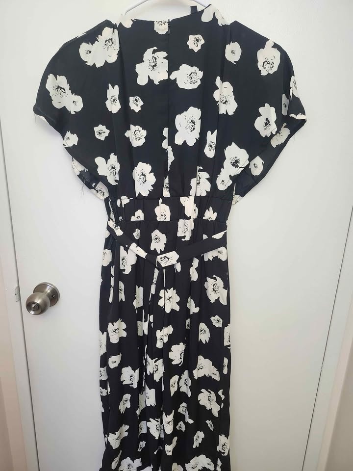 Black & White Floral Jumpsuit – Size 8–10 (Size 34) 🌸 - photo 4