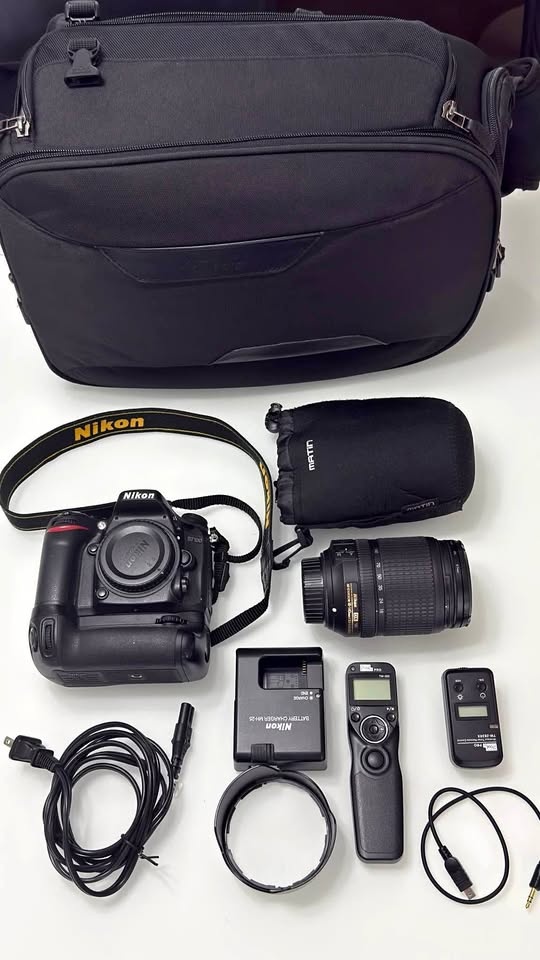 Nikon D7100 DSLR Camera Kit w/ 18-140mm Lens & Accessories