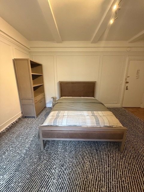 Like New! Solid Wood Queen Bed – C&B - photo 4