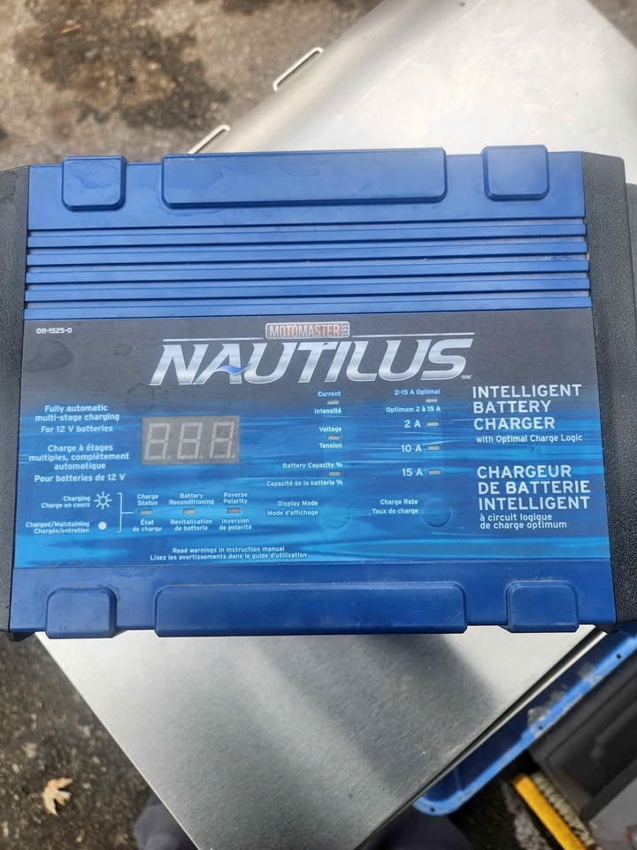 MotoMaster Nautilus 15/10/2A Battery Charger