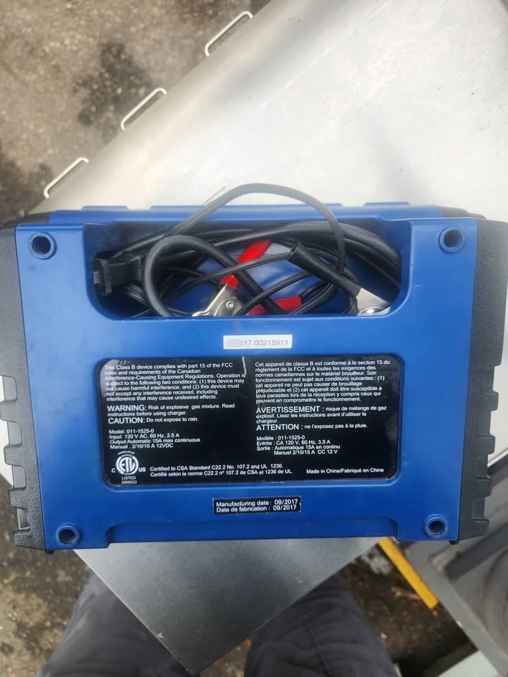 MotoMaster Nautilus 15/10/2A Battery Charger - photo 2
