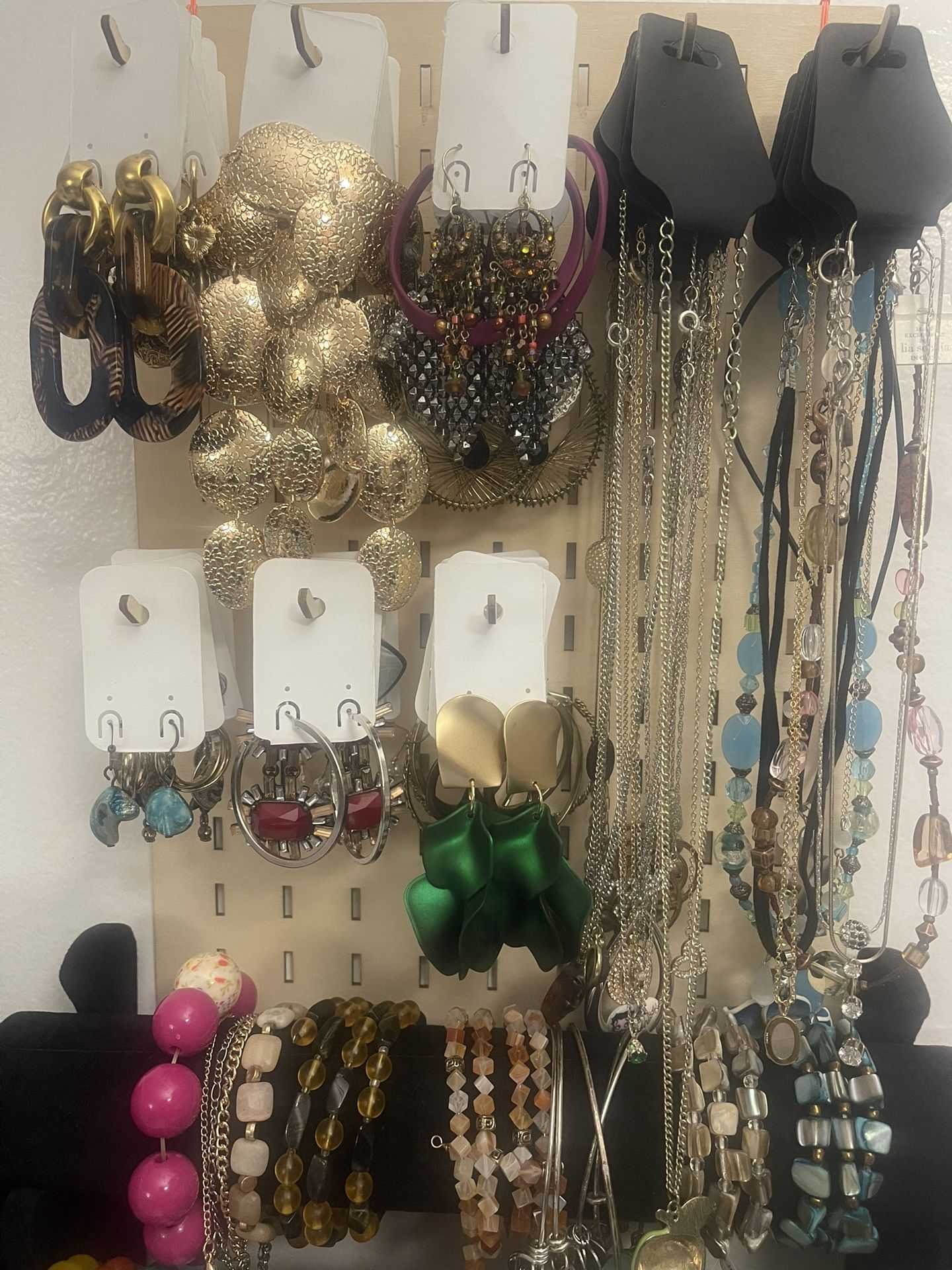 5lb Bulk Jewelry Lot: Vintage & Modern Wearable Fashion Jewelry - photo 2
